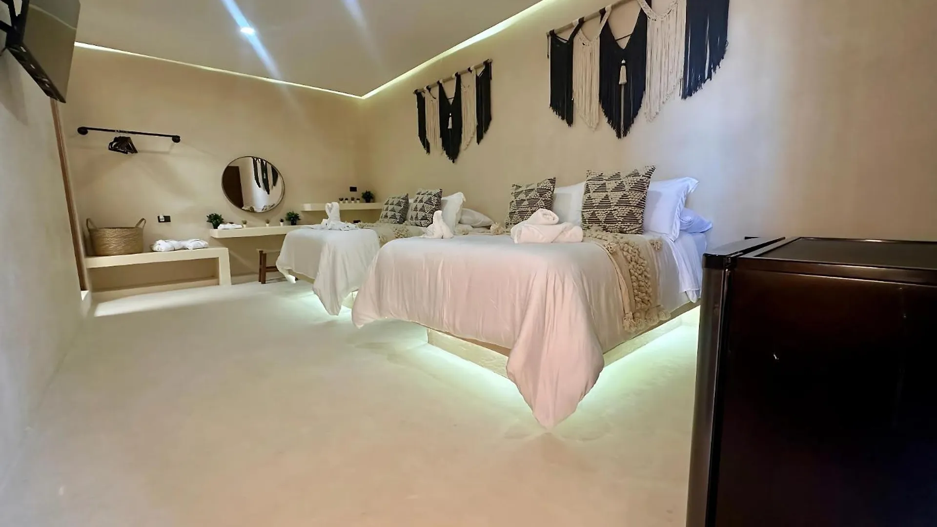 Holbox Midtown Suites